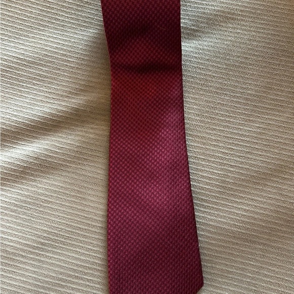 DKNY 100% Silk Men's Burgundy Tie EUC! - Picture 1 of 11